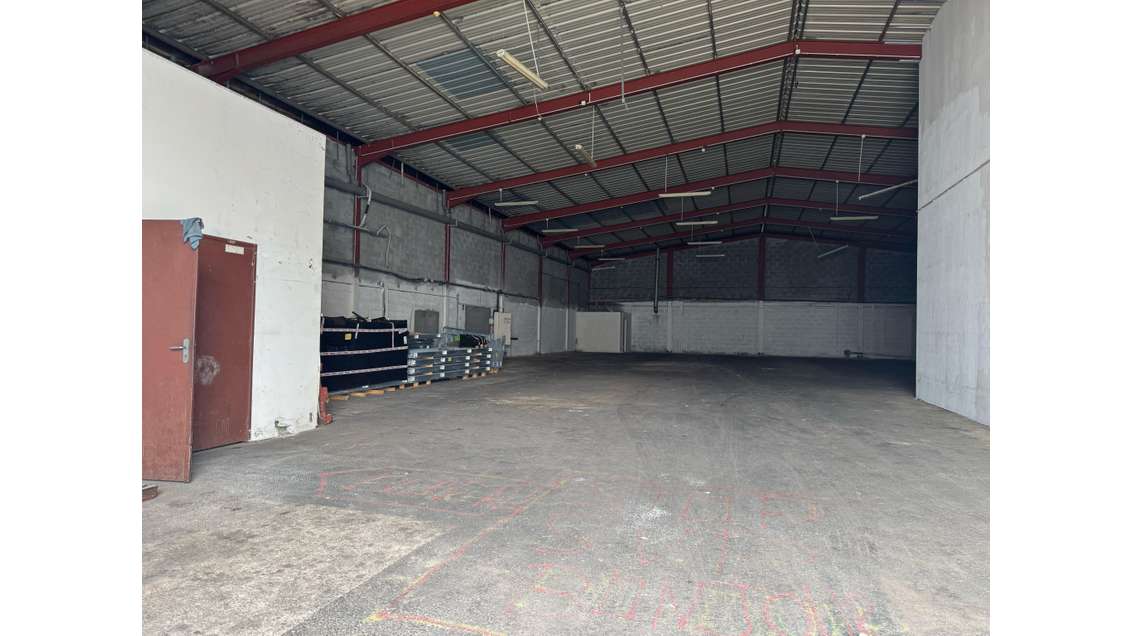 A louer local industriel 756m² à Baie-Mahault