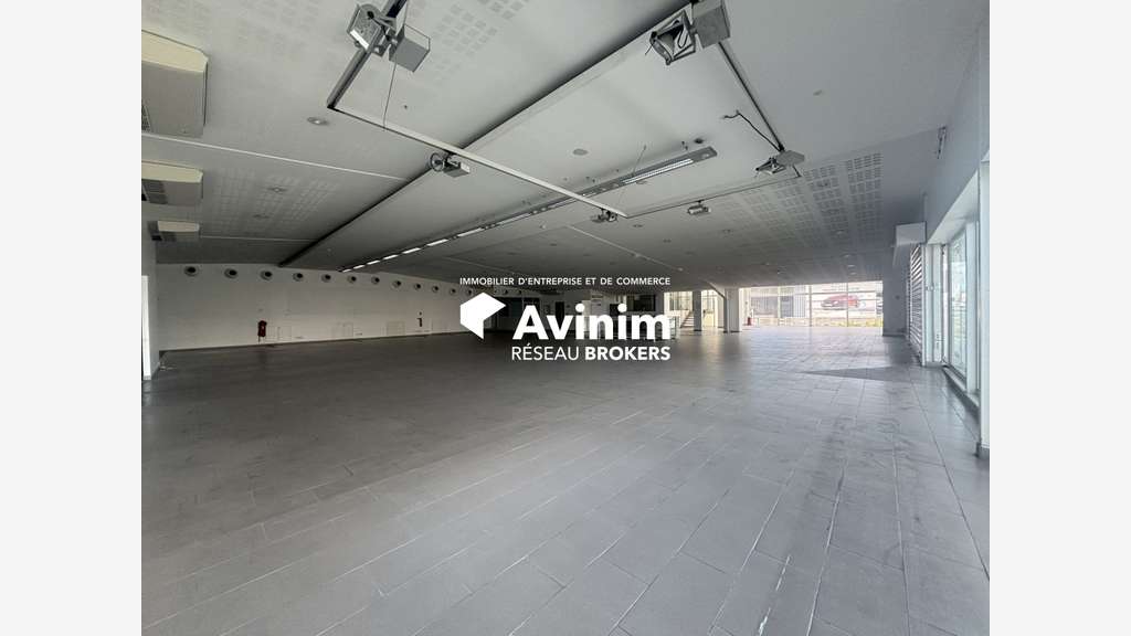 Loue complexe de 3235m² à Baie Mahault Houelbourg