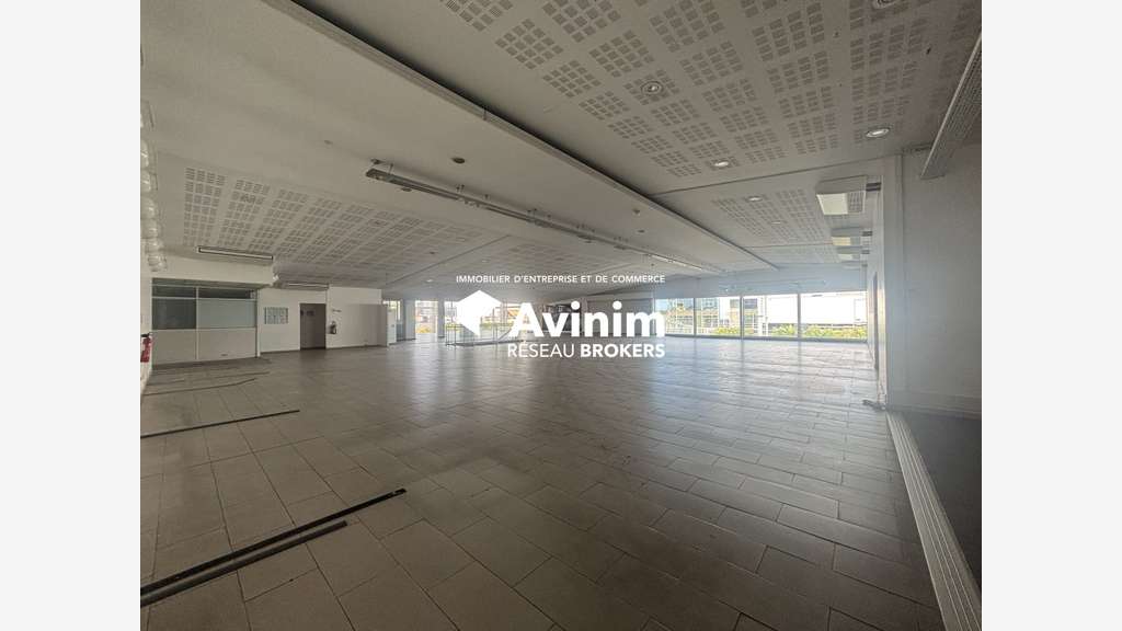 Loue complexe de 3235m² à Baie Mahault Houelbourg