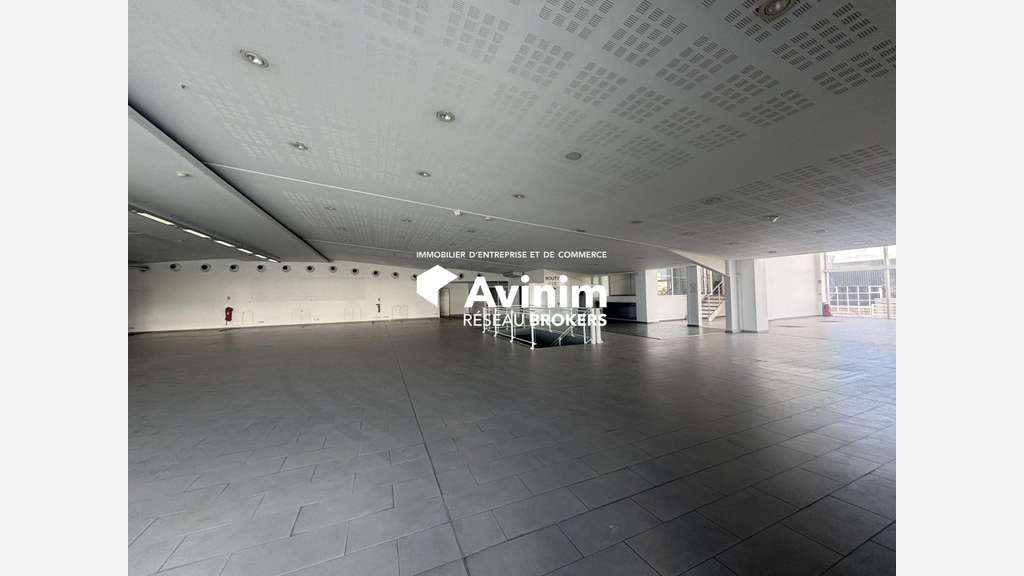 Loue complexe de 3235m² à Baie Mahault Houelbourg