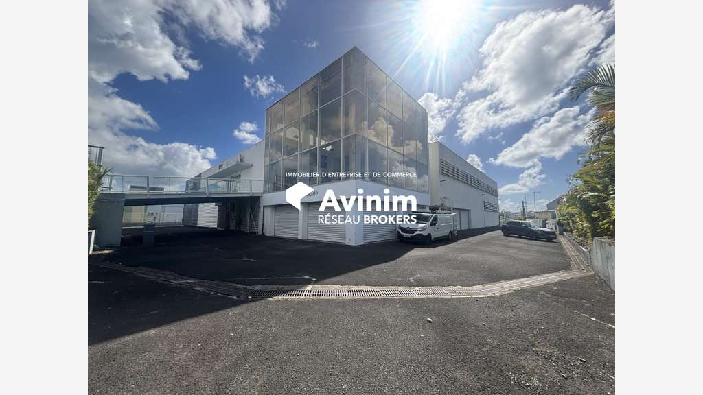 Loue complexe de 3235m² à Baie Mahault Houelbourg