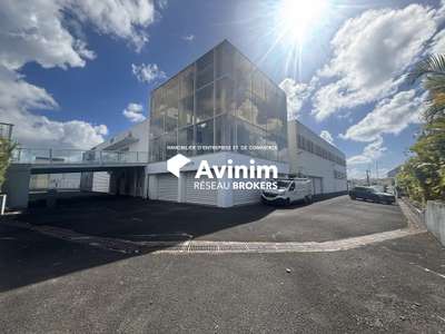 Location complexe mixte de 3235m² à Baie Mahault