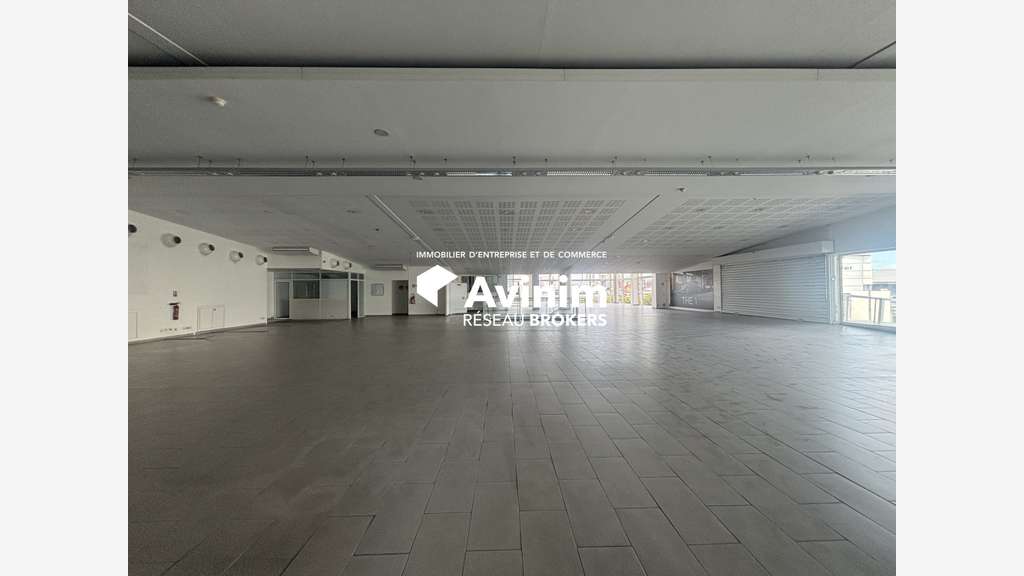 Loue complexe de 3235m² à Baie Mahault Houelbourg