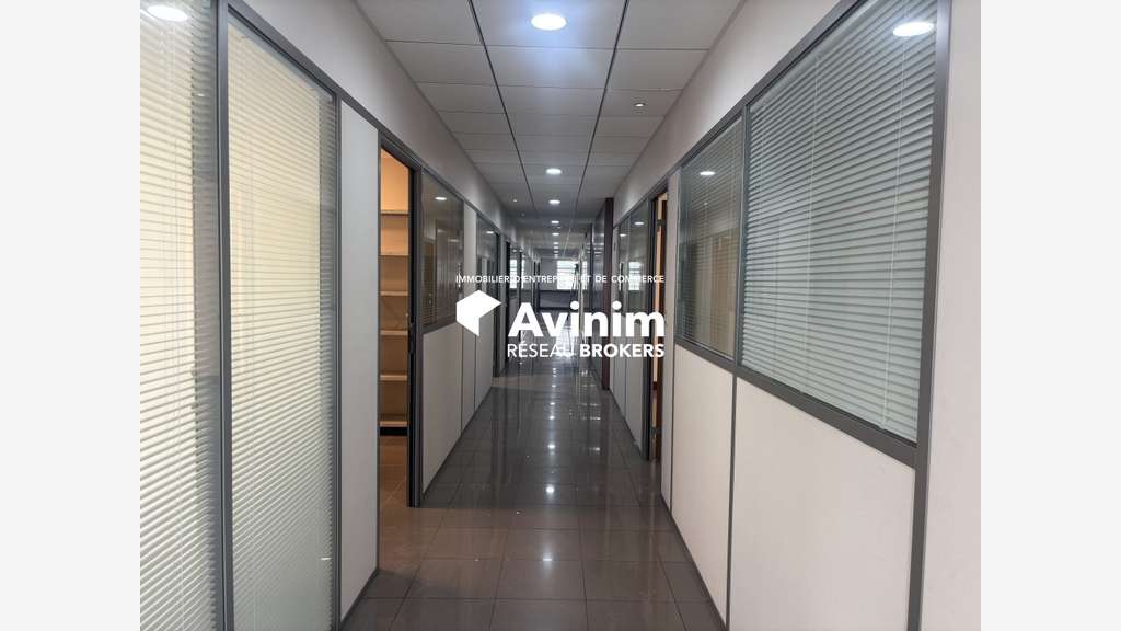 Loue complexe de 3235m² à Baie Mahault Houelbourg