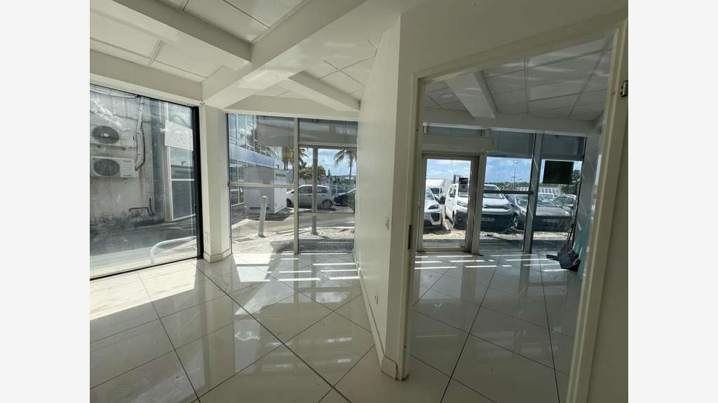 A louer bureau aménagé 65m² à Baie-Mahault Jarry