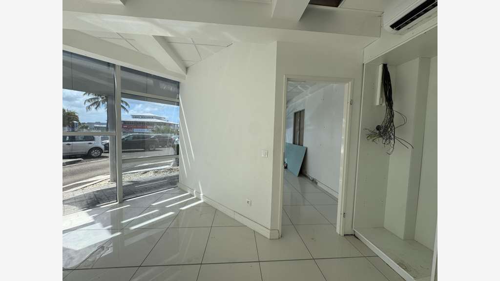 A louer bureau aménagé 65m² à Baie-Mahault Jarry