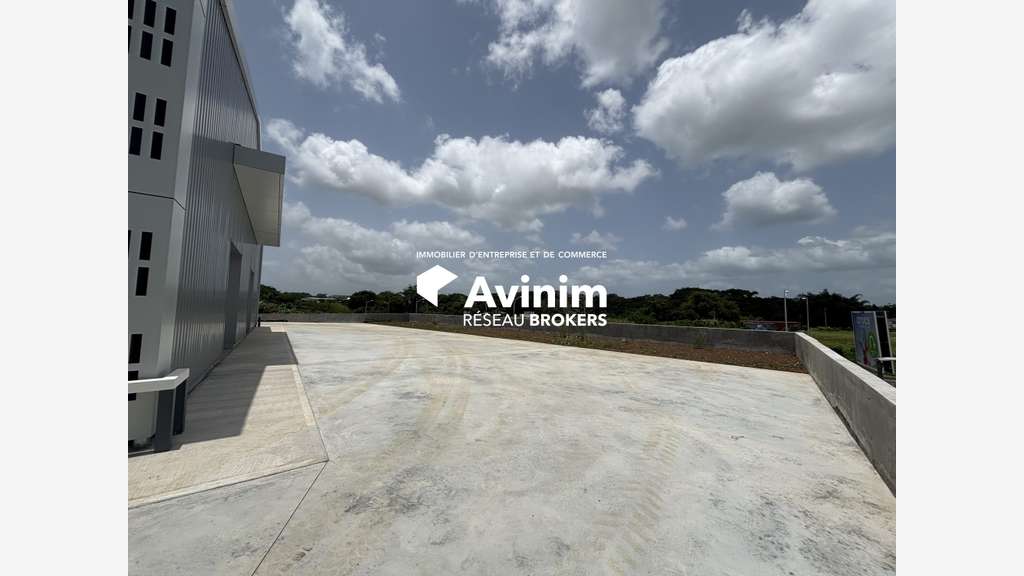 Bâtiment d'activités 720m² à louer à Baie-Mahault