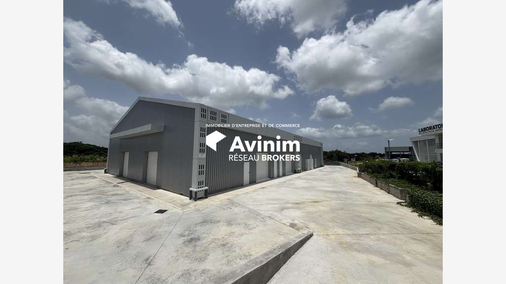 Bâtiment d'activités 720m² à louer à Baie-Mahault