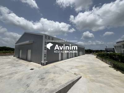 Bâtiment d'activités 720m² à louer à Baie-Mahault