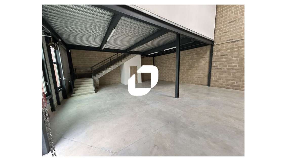 A Serris, aux portes de l'autoroute A4. A seulemen