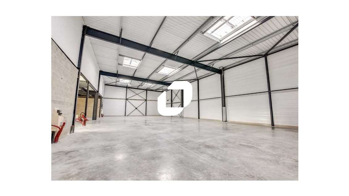 À proximité immédiate de l'autoroute A4 à Serris -