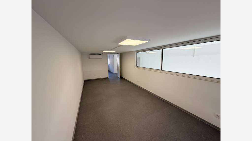 Loue local d'activité 90m² sur 2 niveaux à Bandol