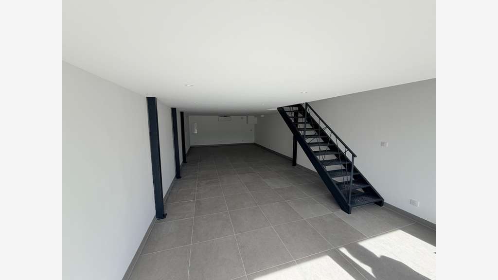 Loue local d'activité 90m² sur 2 niveaux à Bandol