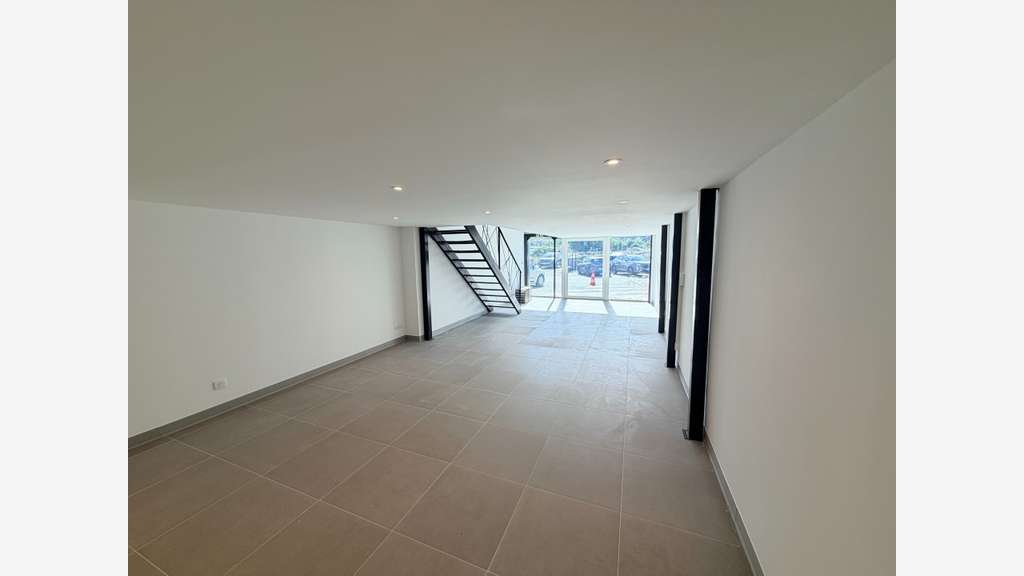 Loue local d'activité 90m² sur 2 niveaux à Bandol