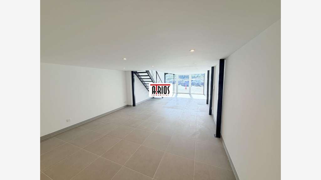 A louer local d'activité 90m² sur 2 niveaux Bandol