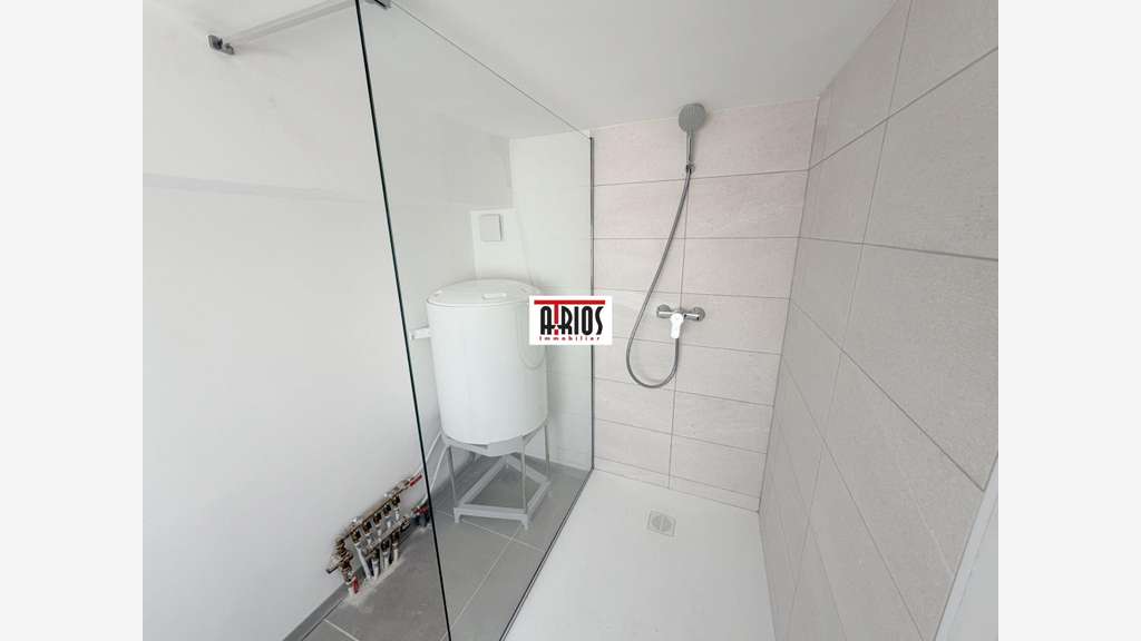 A louer local d'activité 90m² sur 2 niveaux Bandol