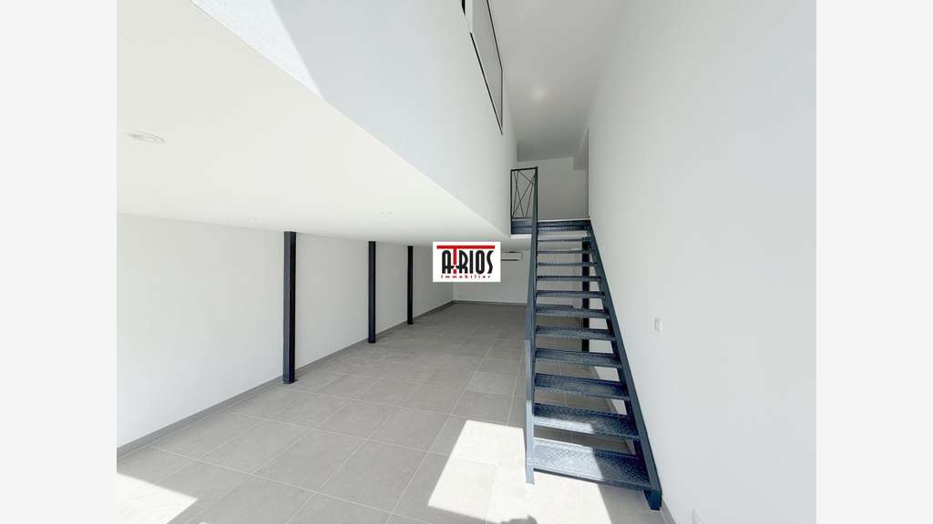 A louer local d'activité 90m² sur 2 niveaux Bandol