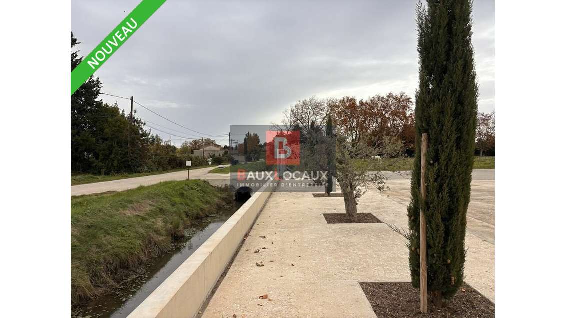 Entrepôt rénové 419m² à louer à Barbentane