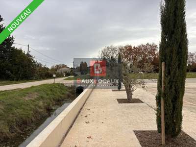 Entrepôt rénové 419m² à louer à Barbentane