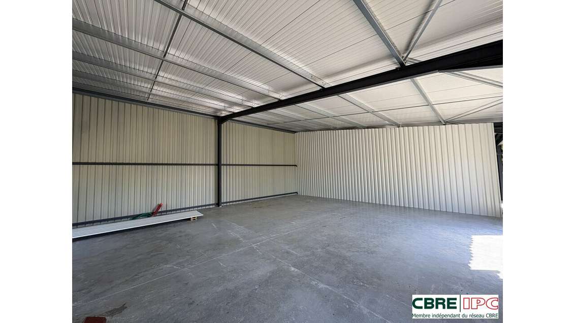 Location entrepôt neuf 240m² à Bardos