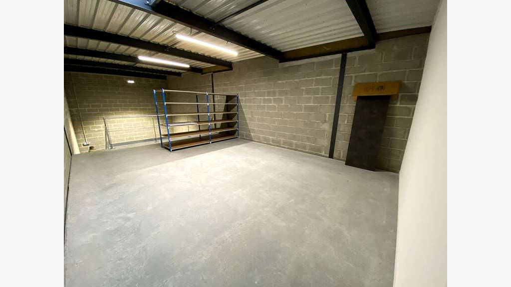 A louer local 160m² neuf Basse-Goulaine empl idéal