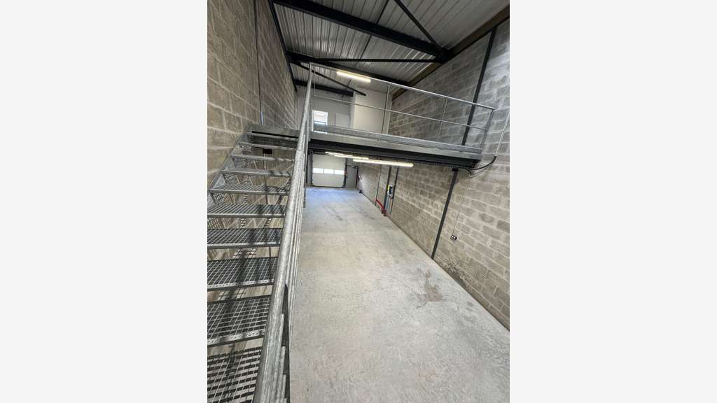A louer local 160m² neuf Basse-Goulaine empl idéal