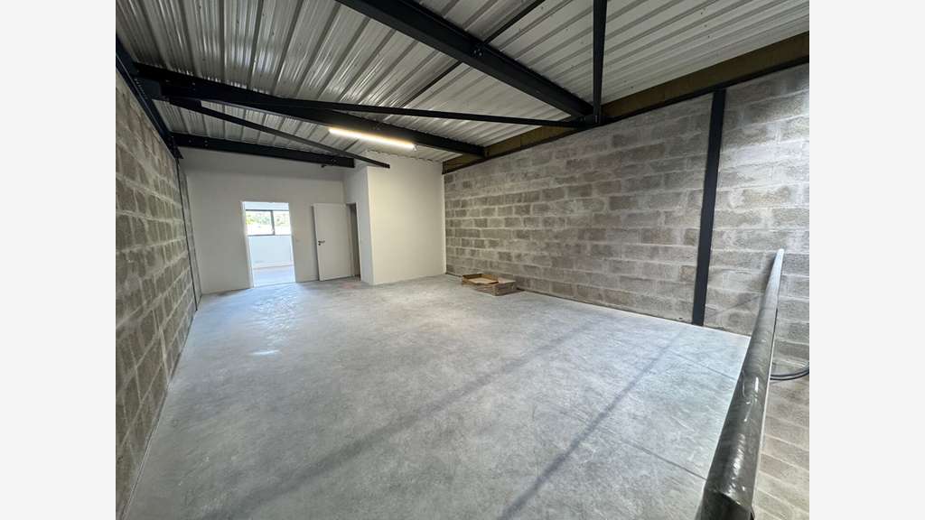 A louer local 160m² neuf Basse-Goulaine empl idéal