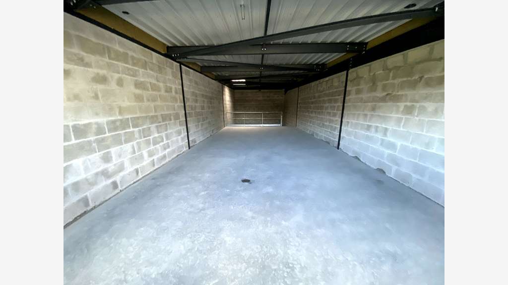 A louer local 160m² neuf Basse-Goulaine empl idéal