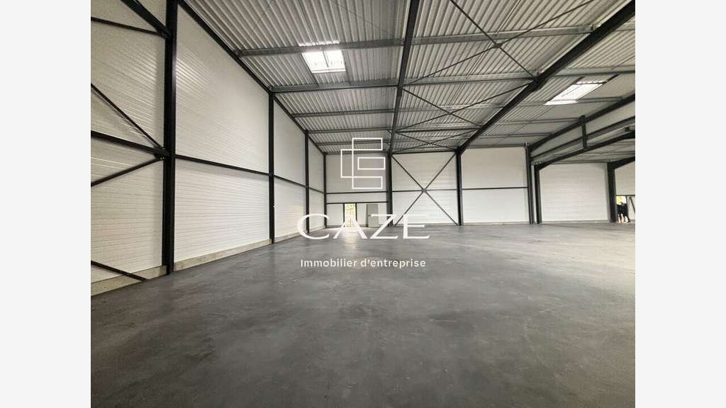 Bâtiment indépendant 1050m² à louer ZA de Bassens
