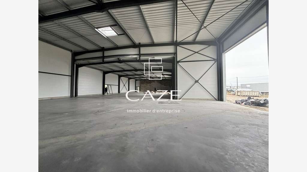 Bâtiment indépendant 1050m² à louer ZA de Bassens