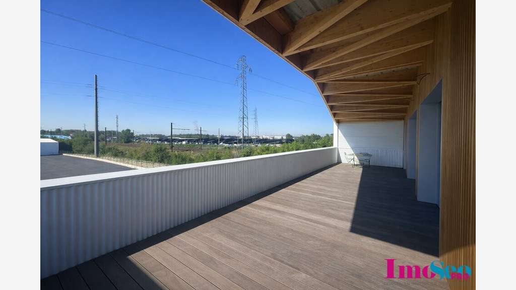 A louer entrepôt 1800m² près du port de Bassens