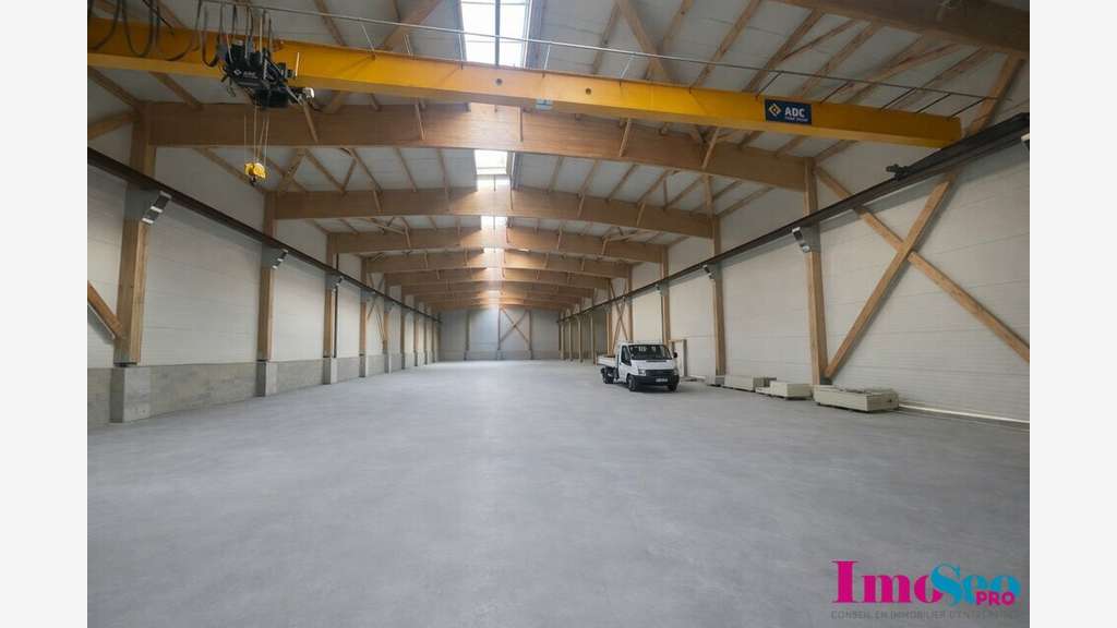 A louer entrepôt 2400m² proche port Bassens