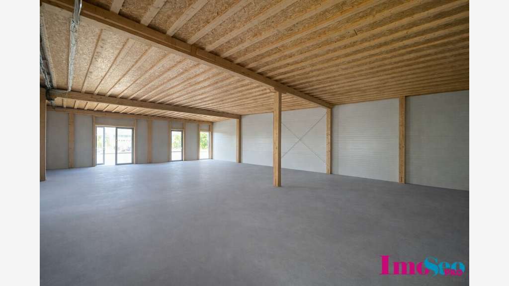 A louer entrepôt 2400m² proche port Bassens