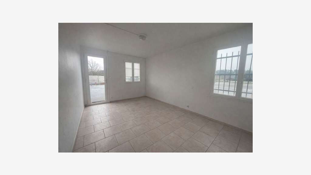 A louer,2500 eurosHT/mois, local de 140 m2(102m2