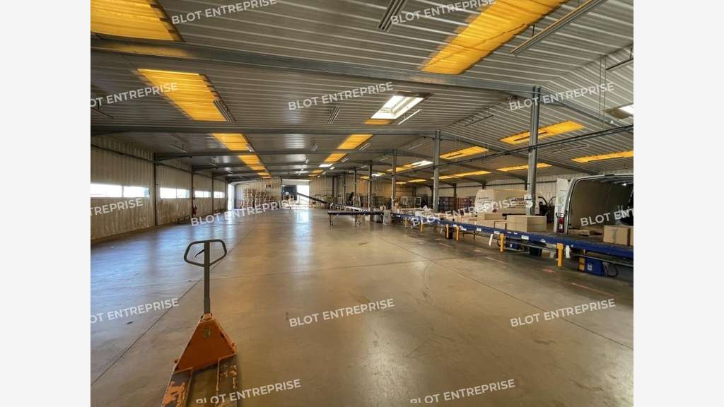 A louer local d'activités 1350m² à Baud