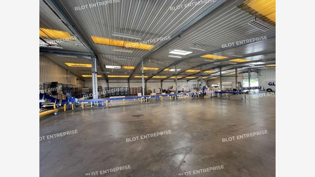 A louer local d'activités 1350m² à Baud
