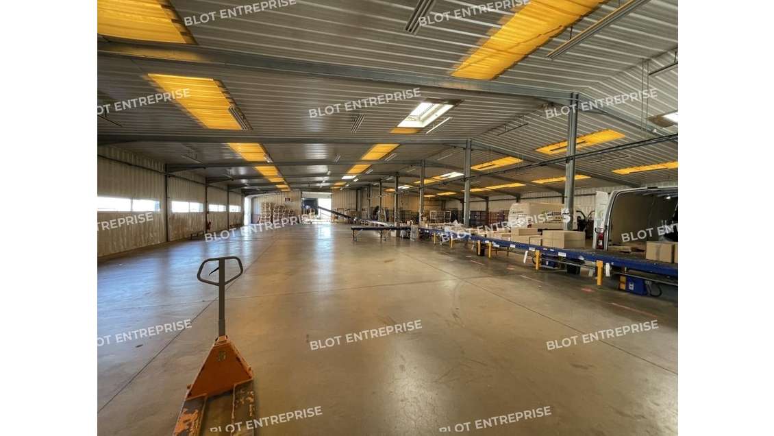 A louer local d'activités 1350m² à Baud