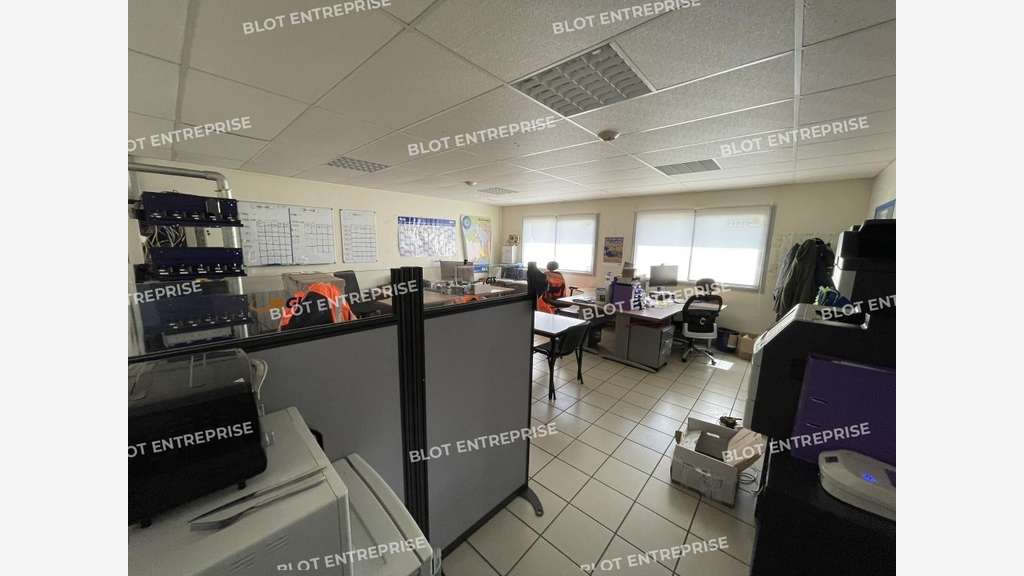 A louer local d'activités 1350m² à Baud
