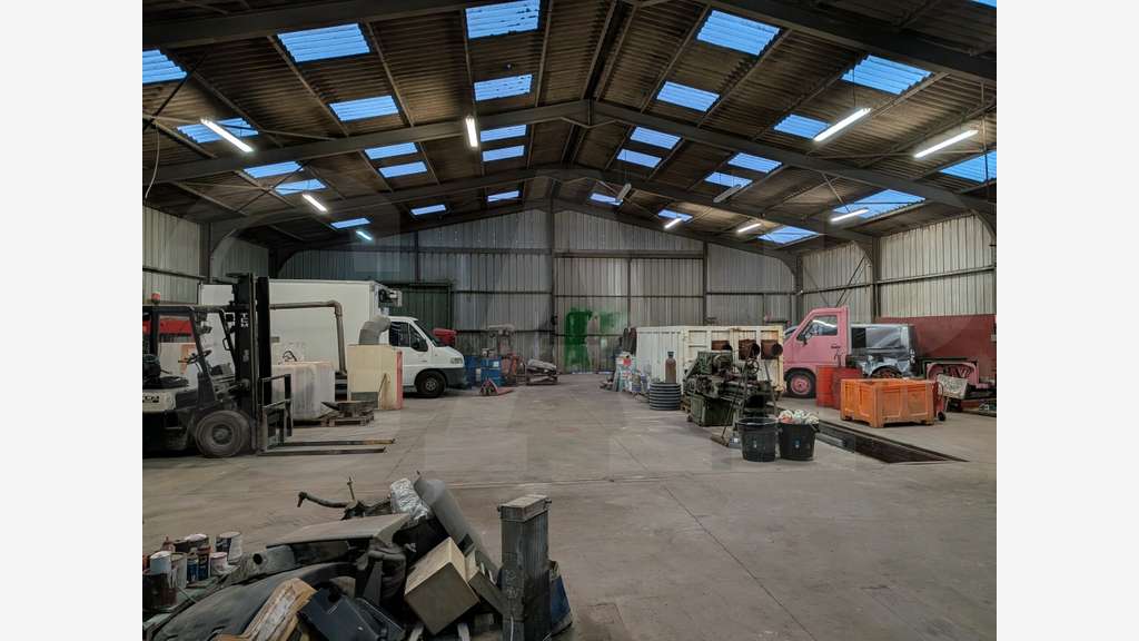 A louer bâtiment d'activités de 600m² à Baud
