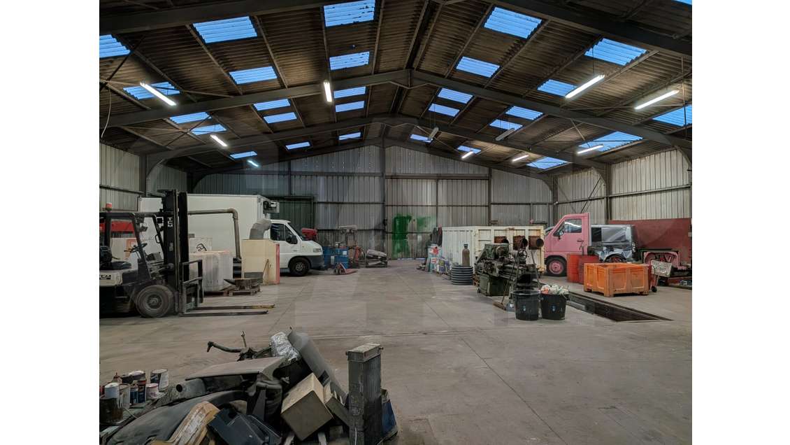 A louer bâtiment d'activités de 600m² à Baud