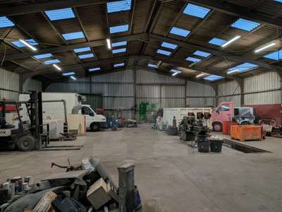 Location Locaux d'activités - Entrepôts à Baud