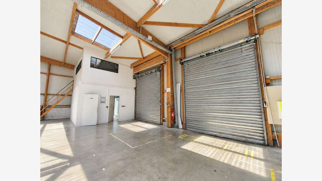 Local activité 508m² divisible à louer Bassussarry