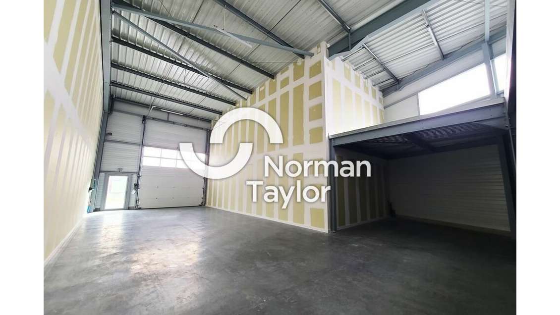 Local d'activité neuf 214m² à louer à Bayonne