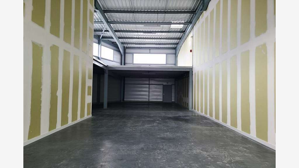 Local d'activité neuf 214m² à louer à Bayonne