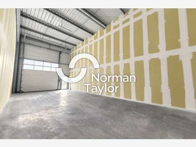 Local d'activité neuf 143m² à louer à Bayonne