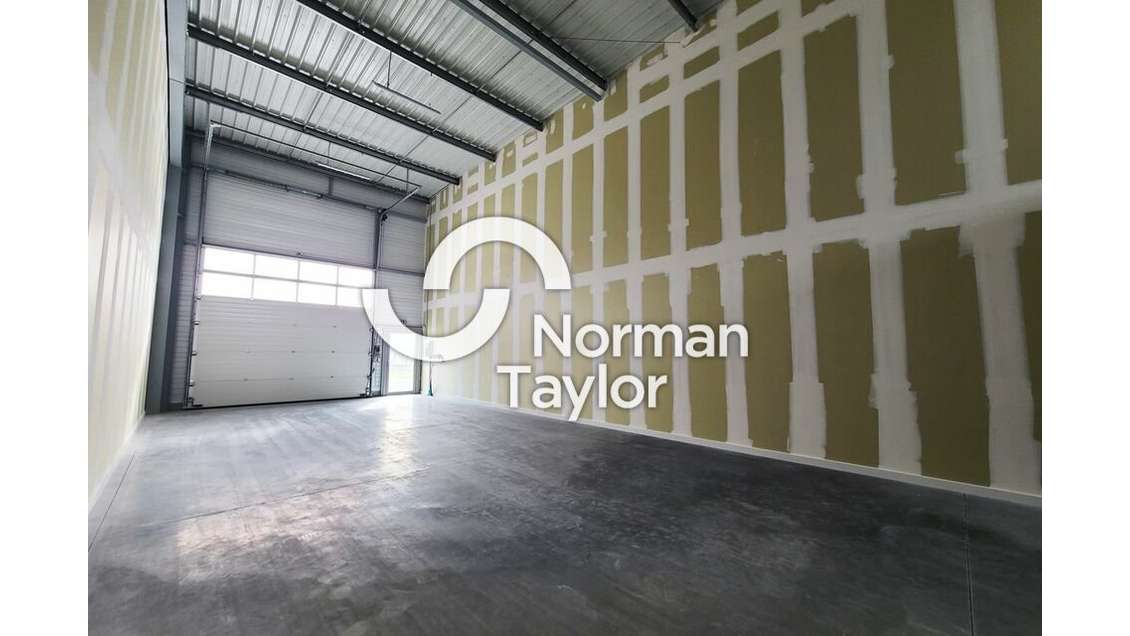 Local d'activité neuf 143m² à louer à Bayonne