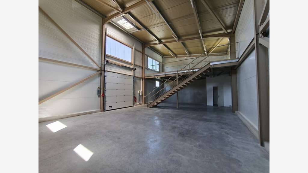 Local d'activité de 897m² à louer en ZA à Bayonne