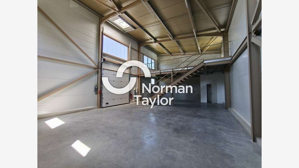 Local d'activité neuf 173m² à louer en ZA Bayonne