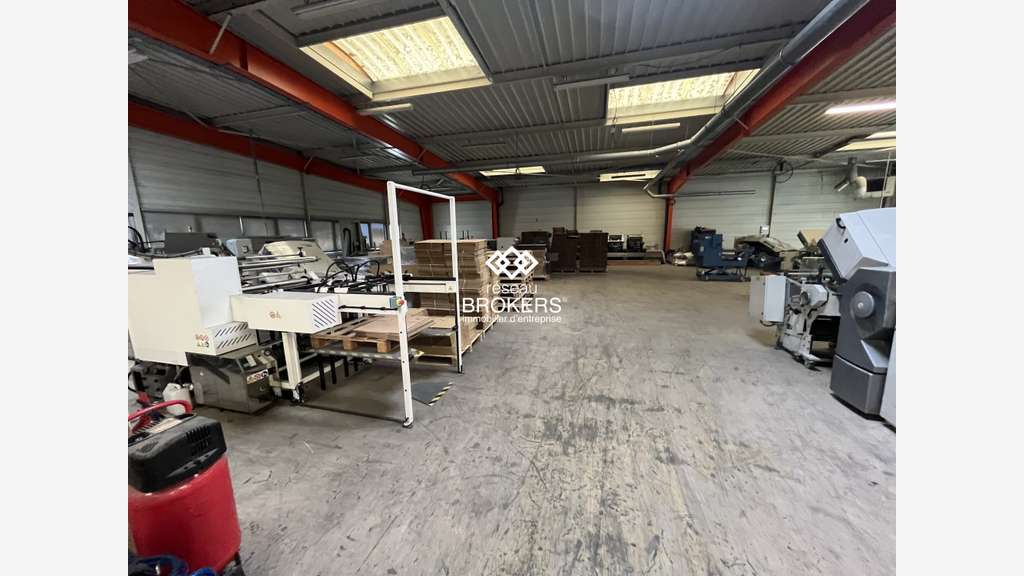 A louer local professionnel 1309M² à Beaucouzé 