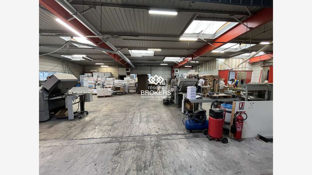 A louer local professionnel 1309M² à Beaucouzé 